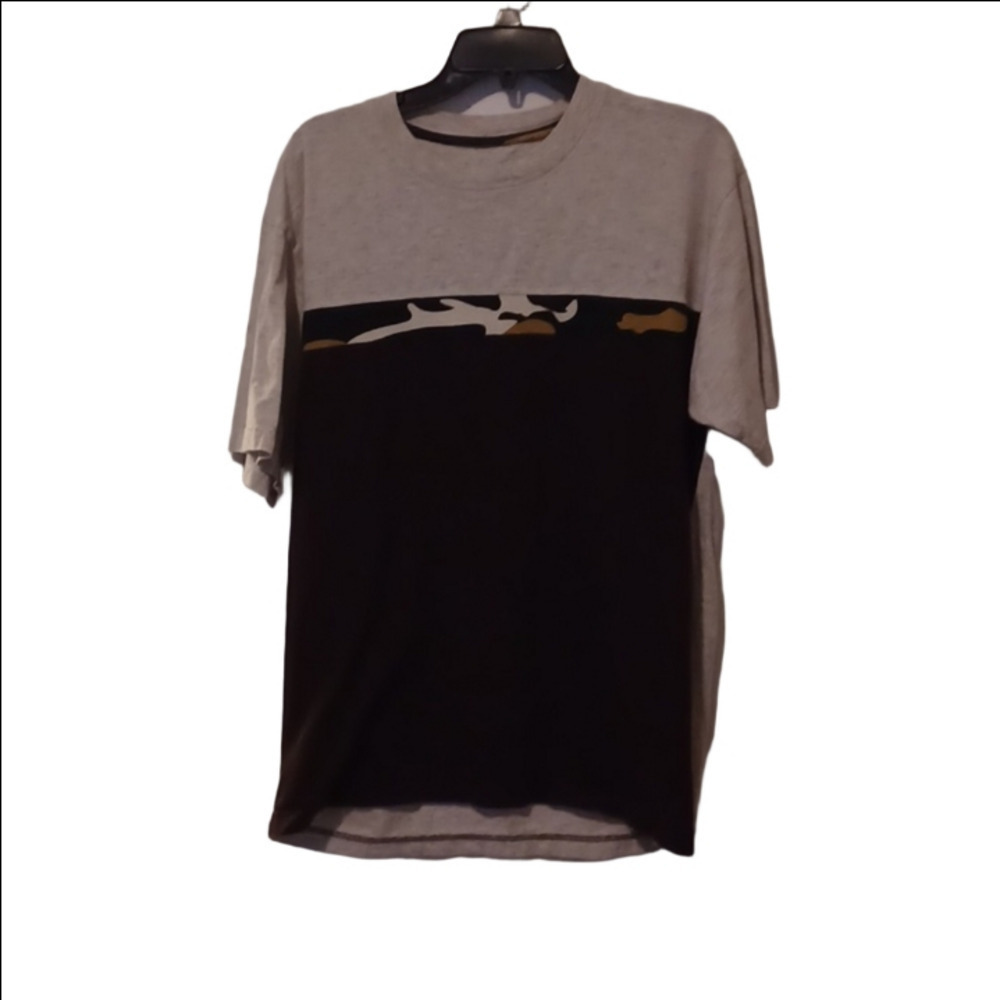 -- Gray and Black With  Camouflage decor  T-Shirt Men's Size XLarge Casual
